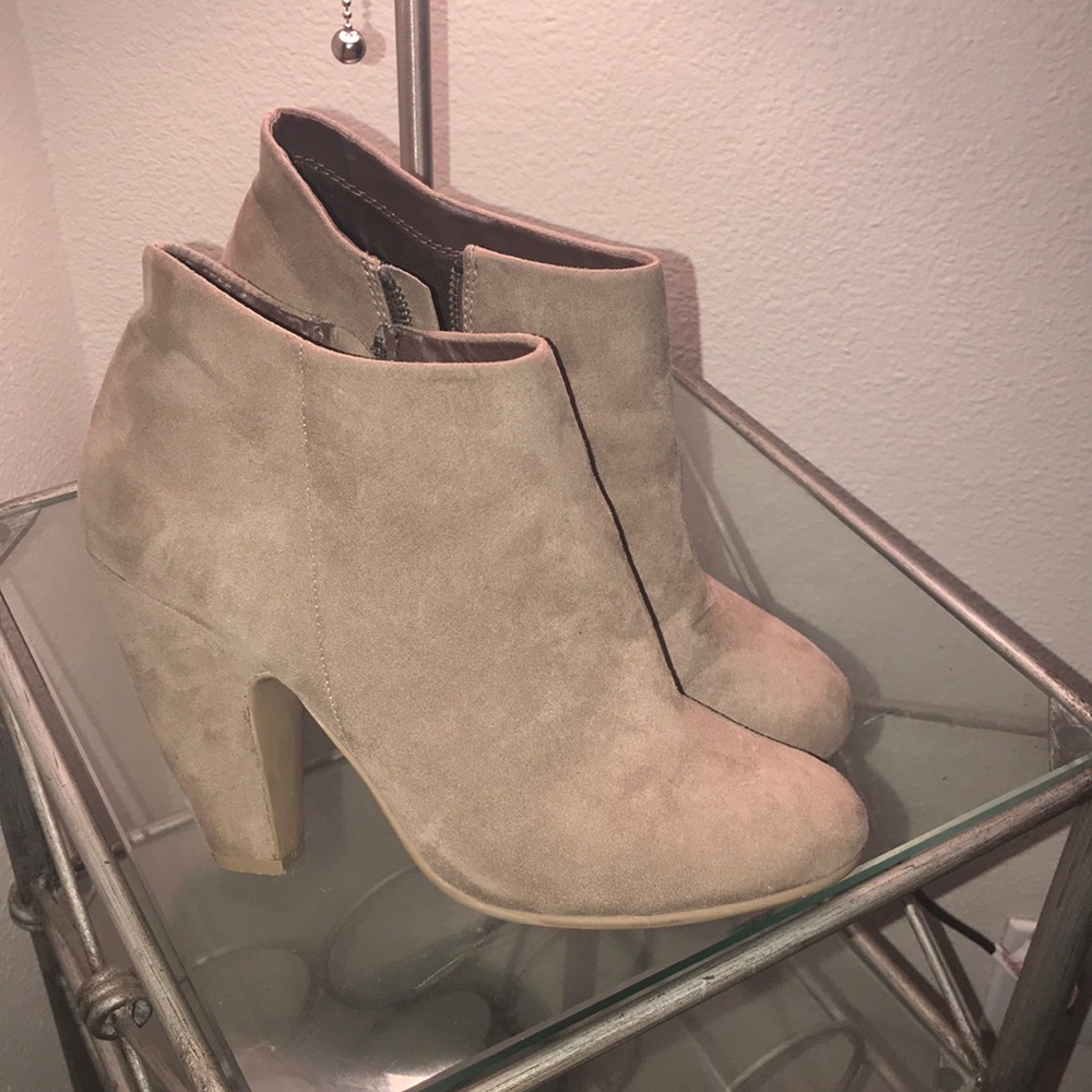 COMFORTABLE BOOTIES